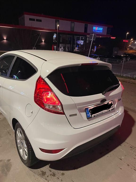 Gebraucht Ford Fiesta Trend 101 PS (74 kW) 2015 Weiß Kleinwagen