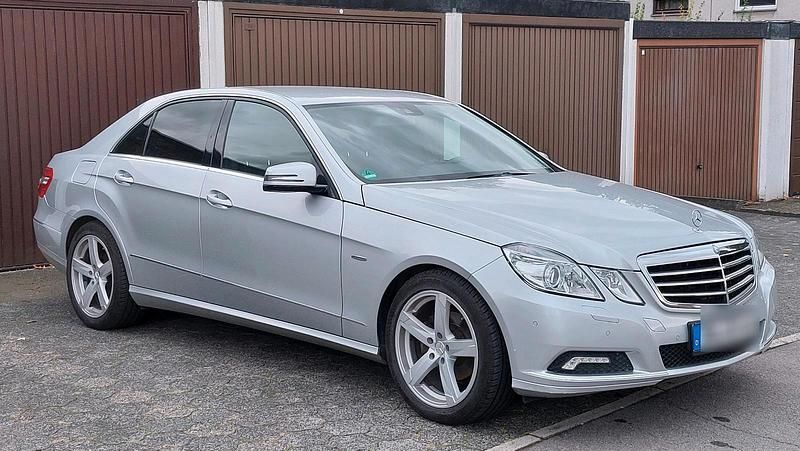 Silber Gebraucht 2009 Mercedes E220 Limousine | 6.200 € (Fairer Preis) - Bild 1/4