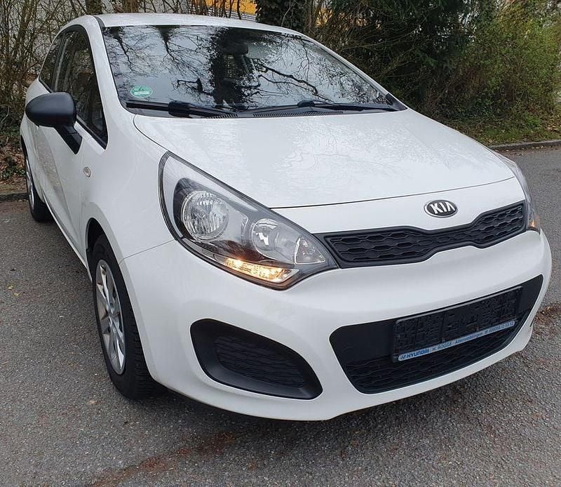 Gebraucht Kia Rio Attract 86 PS (63 kW) 2012 Weiß Limousine