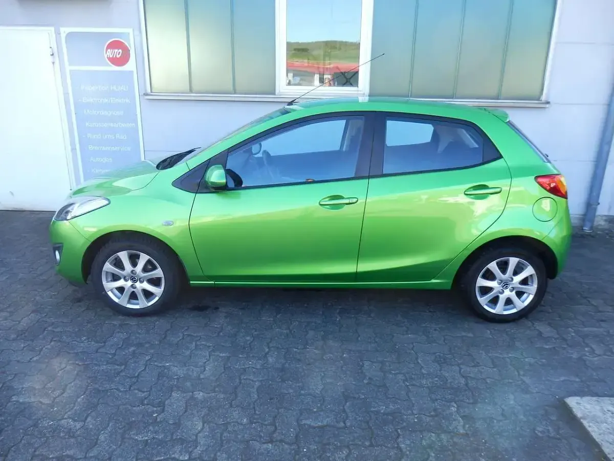 Gebraucht Mazda 2 Center-Line 84 PS (61 kW) 2013 Metisgrün Kleinwagen
