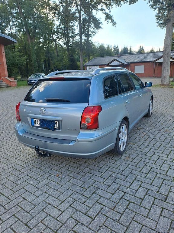 Grau Gebraucht 2008 Toyota Avensis Travel Kombi | 3.490 € (Fairer Preis) - Bild 1/4