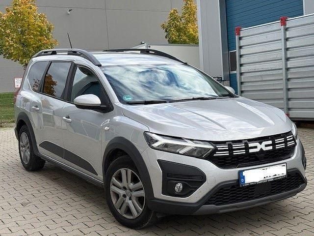 Grau Gebraucht 2023 Dacia Jogger Expression Van / Kleinbus | 18.840 € (Etwas zu teuer) - Bild 1/4