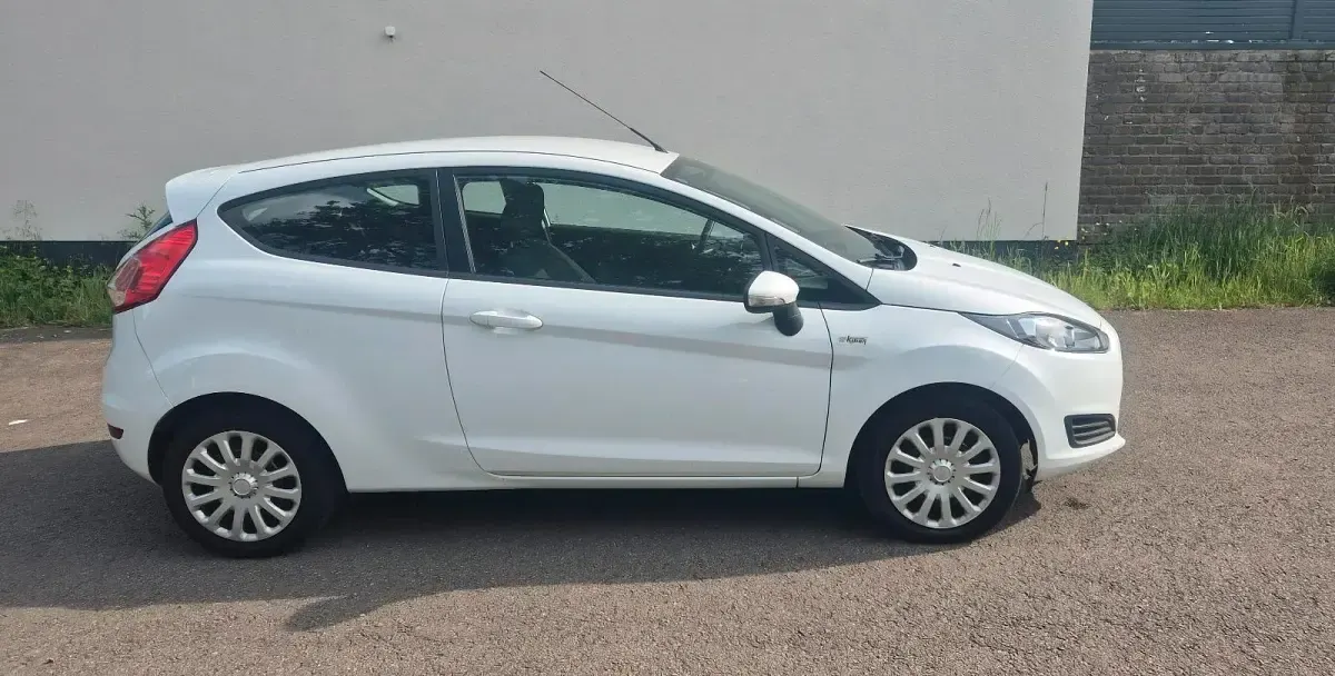 Gebraucht Ford Fiesta 80 PS (58 kW) 2013 Weiß Kleinwagen
