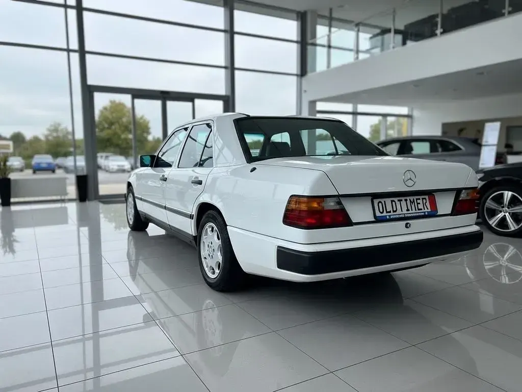 Używany Mercedes E230 132 KM (97 kW) 1985 Biały Sedan/Limuzyna