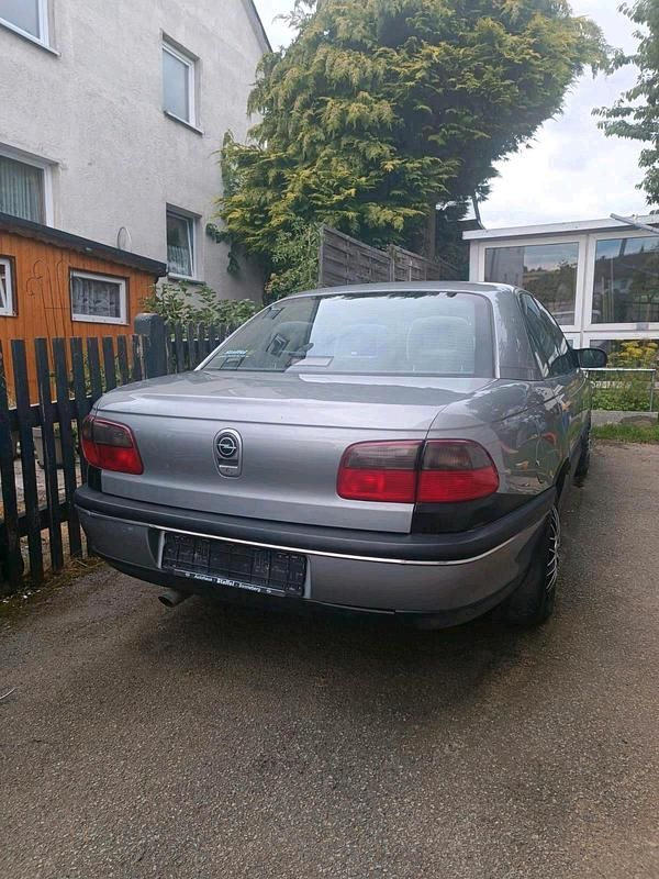 Second-hand Opel Omega 116 CP (85 kW) 1995 Berlinǎ