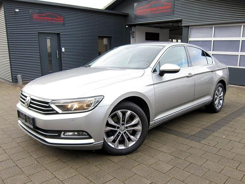 Silber Gebraucht 2015 VW Passat Comfortline Limousine | 10.990 € (Fairer Preis) - Bild 1/4