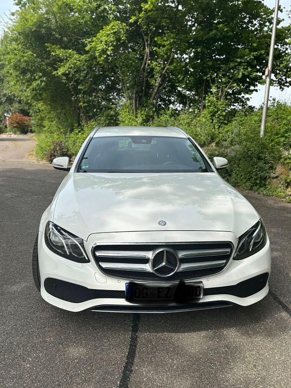 Gebraucht Mercedes E220 194 PS (142 kW) 2016 Weiß Limousine