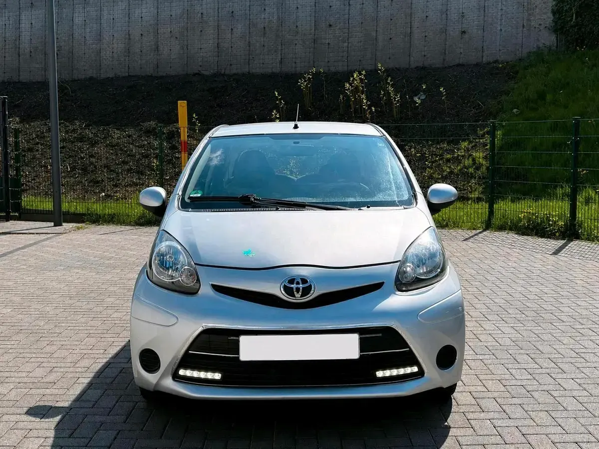 Gebraucht Toyota Aygo 68 PS (50 kW) 2012 Silber Kleinwagen
