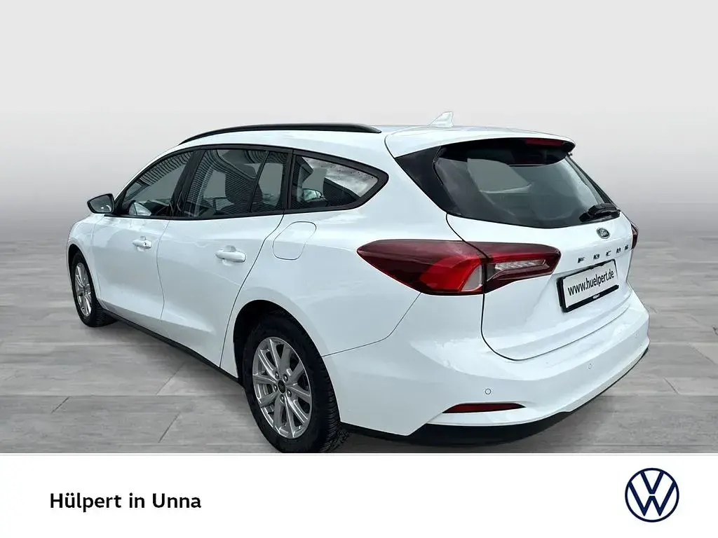 Używany Ford Focus Cool & Connect 125 KM (91 kW) 2022 Biały Sedan/Limuzyna