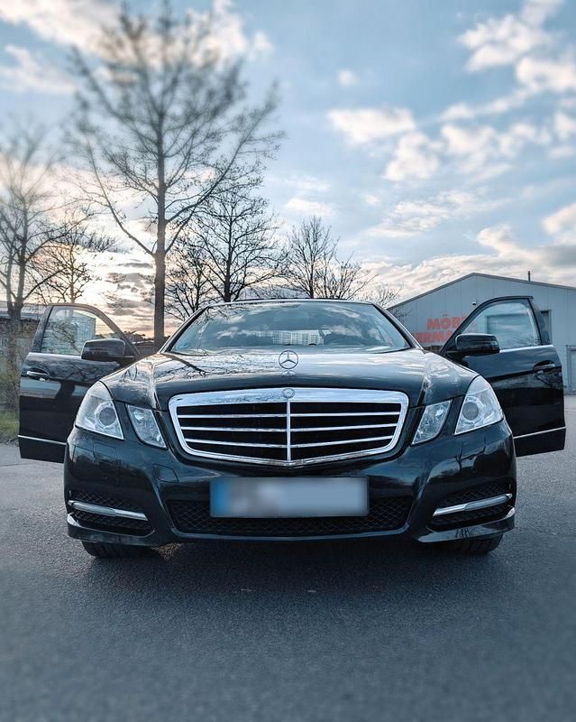 Gebraucht Mercedes E220 Avantgarde 170 PS (125 kW) 2011 Schwarz Limousine