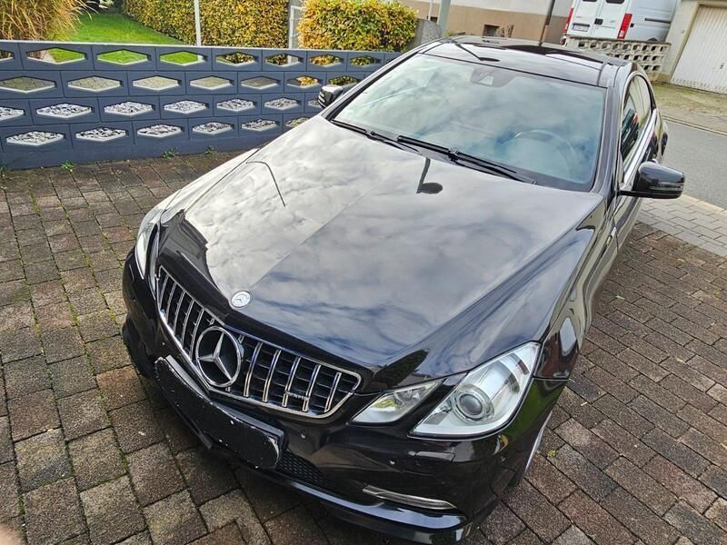 Schwarz Gebraucht 2012 Mercedes E350 AMG line Coupé | 11.000 € (Superpreis) - Bild 1/4