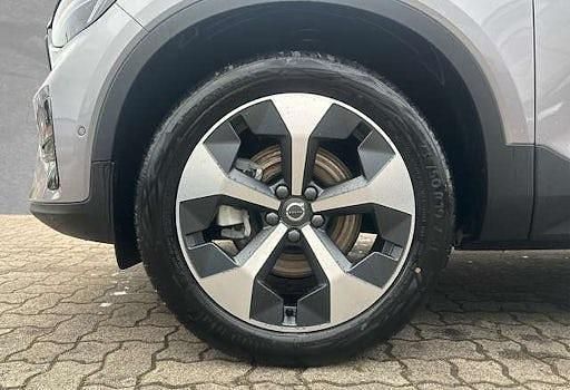 Neu Volvo XC40 Plus 163 PS (119 kW) 2025 Silber SUV