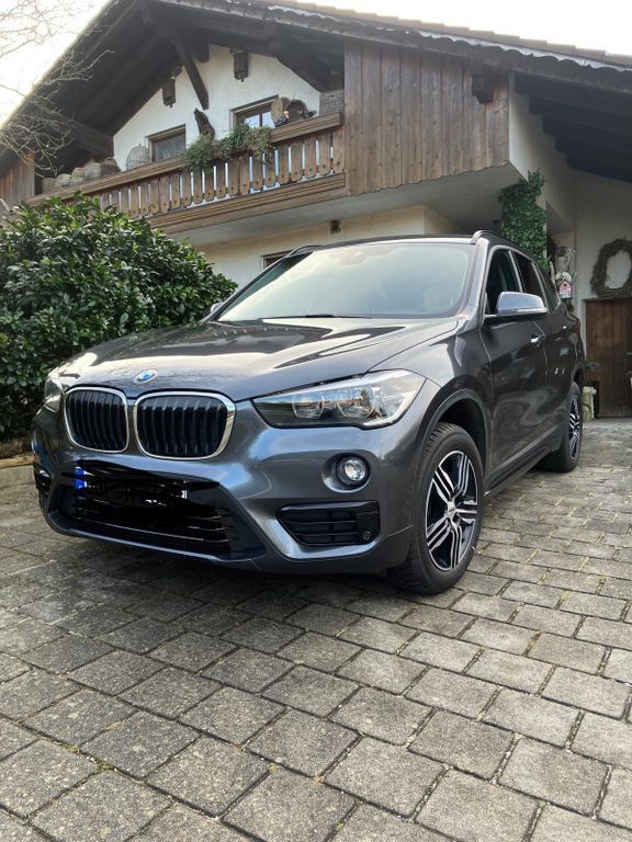 Grau Gebraucht 2017 BMW X1 Sport Line SUV | 20.550 € (Fairer Preis) - Bild 1/4