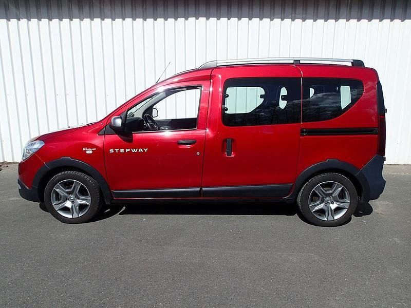 Gebraucht Dacia Dokker Stepway 131 PS (96 kW) 2021 Rot Van / Kleinbus