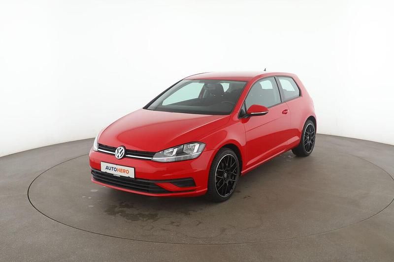 Rot Gebraucht 2017 VW Golf VII Trendline Limousine | 12.410 € (Superpreis) - Bild 1/3
