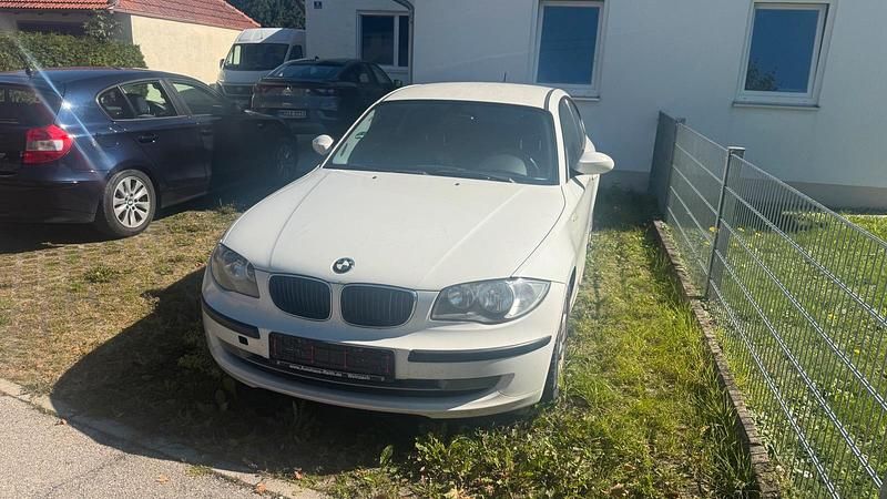Weiß Gebraucht 2007 BMW 118 Kleinwagen | 990 € (Guter Preis) - Bild 1/4