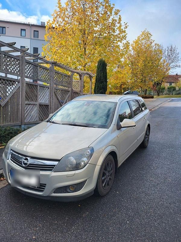 Grau Gebraucht 2010 Opel Astra Kombi | 4.500 € - Bild 1/4