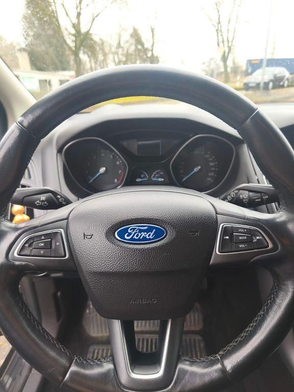 Gebraucht Ford Focus Trend 125 PS (91 kW) 2015 Grau Limousine