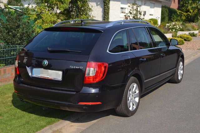 Gebraucht Skoda Superb 140 PS (102 kW) 2013 Schwarz metallic Kombi