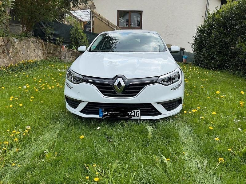 Weiß Gebraucht 2017 Renault Mégane IV Life Limousine | 11.500 € (Etwas zu teuer) - Bild 1/4
