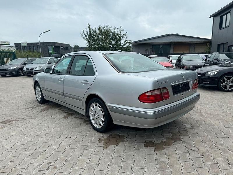 Gebraucht Mercedes E280 Elegance 204 PS (150 kW) 2000 Silber Limousine
