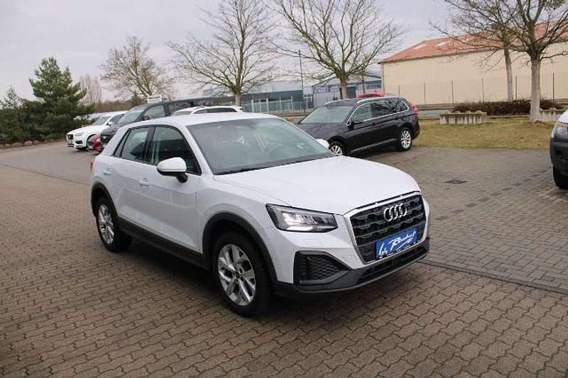 Gebraucht Audi Q2 Basis 110 PS (80 kW) 2022 Gletscherweiß metallic SUV