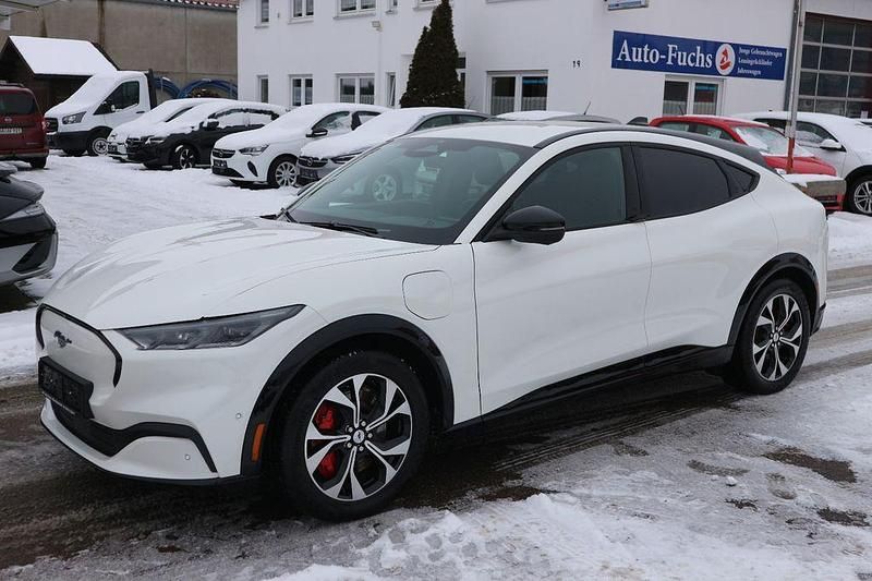 Weiß Gebraucht 2023 Ford Mustang Mach-E Extended Range SUV | 33.500 € (Superpreis) - Bild 1/4