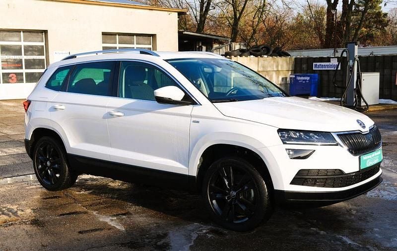 Bila candy/candyweiss Gebraucht 2020 Skoda Karoq Soleil SUV | 20.170 € (Guter Preis) - Bild 1/4