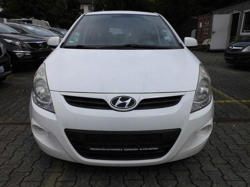 Weiß Gebraucht 2011 Hyundai i20 Edition+ Limousine | 2.450 € (Superpreis) - Bild 1/4