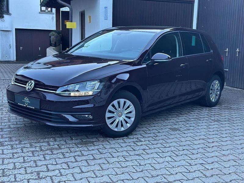 Gebraucht VW Golf VII 110 PS (80 kW) 2017 Violet Limousine