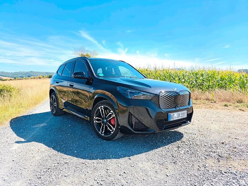 Schwarz Gebraucht 2025 BMW iX1 M Sport SUV | 43.900 € (Fairer Preis) - Bild 1/4