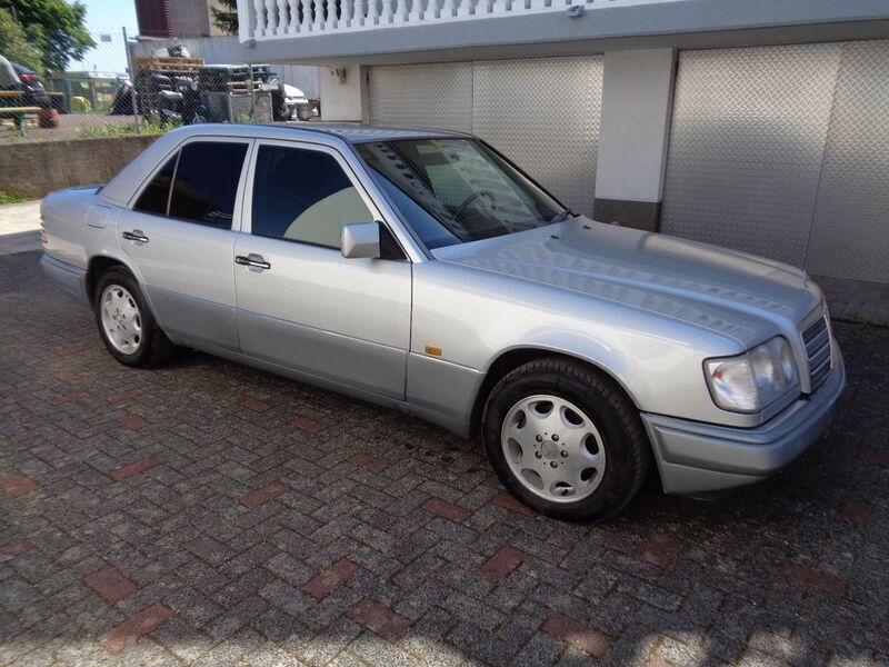 Silber Gebraucht 1995 Mercedes E280 Limousine | 19.900 € - Bild 1/4