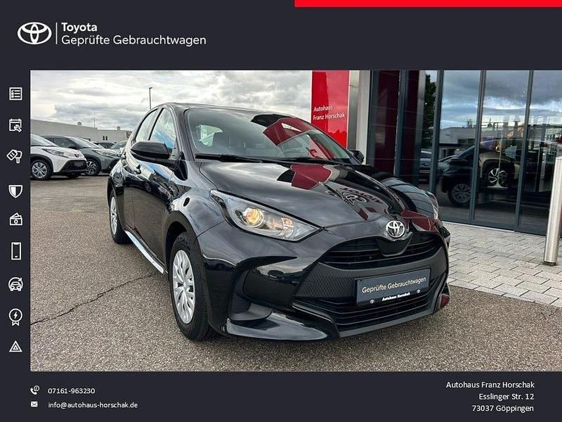 Mysticschwarz mica Gebraucht 2021 Toyota Yaris Basis Limousine | 12.790 € (Fairer Preis) - Bild 1/4