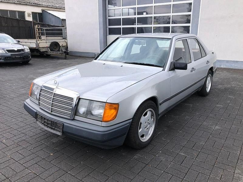 Gebraucht Mercedes E260 160 PS (117 kW) 1988 Grau Limousine