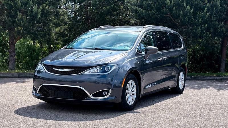 Grau Gebraucht 2017 Chrysler Pacifica Touring SUV | 21.500 € (Fairer Preis) - Bild 1/4