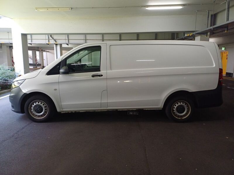 Arktikweiss Gebraucht 2020 Mercedes Vito Van / Kleinbus | 11.900 € (Fairer Preis) - Bild 1/4