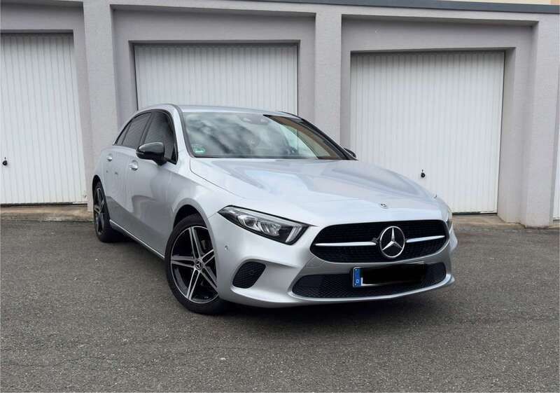 Silber Gebraucht 2020 Mercedes A200 Night Limousine | 23.300 € (Superpreis) - Bild 1/4