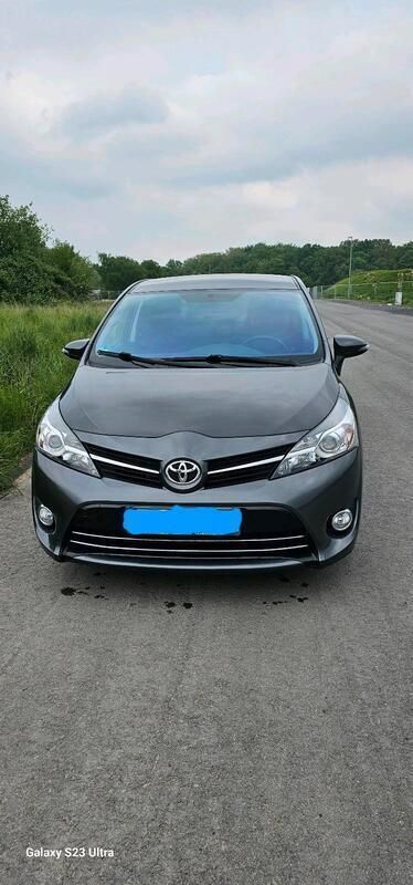Grau Gebraucht 2015 Toyota Verso Multidrive S Van / Kleinbus | 13.500 € (Etwas zu teuer) - Bild 1/4