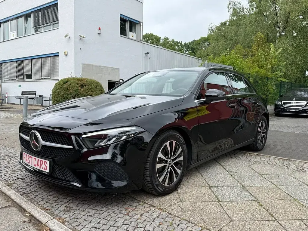 Gebraucht Mercedes A200 150 PS (110 kW) 2025 Schwarz Limousine