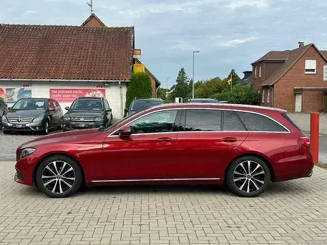 Gebraucht Mercedes E220 194 PS (142 kW) 2017 Rot Limousine