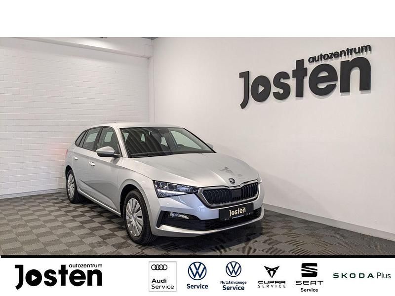 Silber (brilliantsilber metallic) Gebraucht 2023 Skoda Scala Cool Plus Kleinwagen | 15.490 € (Superpreis) - Bild 1/1