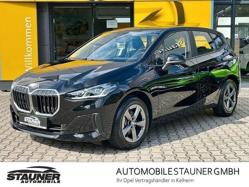 Schwarz ii/bonnet fluid black Gebraucht 2024 BMW 218 Active Tourer Van / Kleinbus | 27.580 € (Superpreis) - Bild 1/4