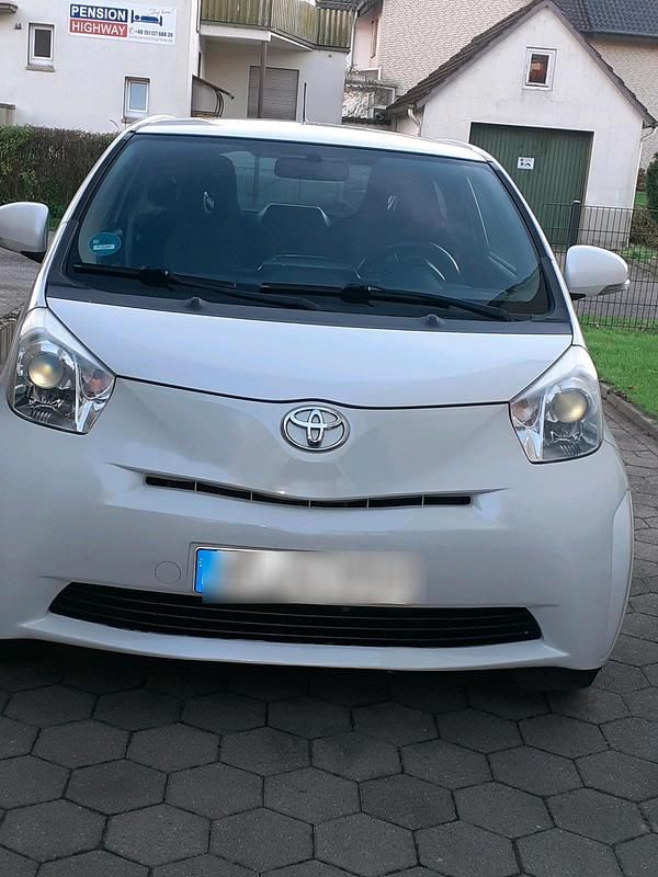 Weiß Gebraucht 2013 Toyota iQ Kleinwagen | 7.700 € (Fairer Preis) - Bild 1/4