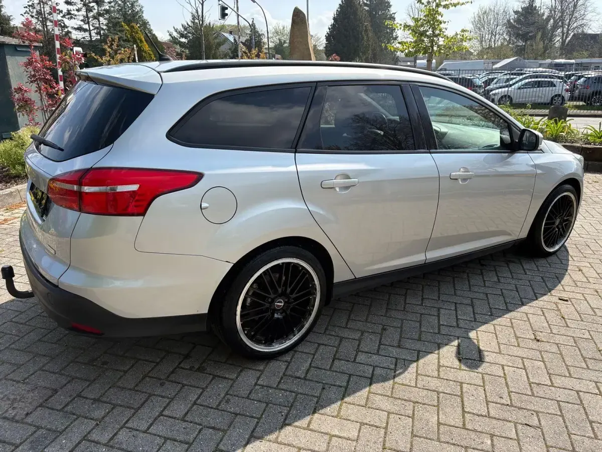 Gebraucht Ford Focus Titanium 125 PS (91 kW) 2015 Silber Limousine