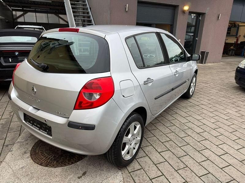 Gebraucht Renault Clio II 75 PS (55 kW) 2006 Silber Limousine