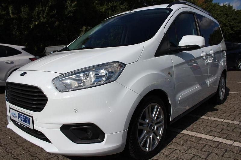 Weiß Gebraucht 2018 Ford Tourneo Courier Titanium Van / Kleinbus | 13.590 € (Fairer Preis) - Bild 1/4