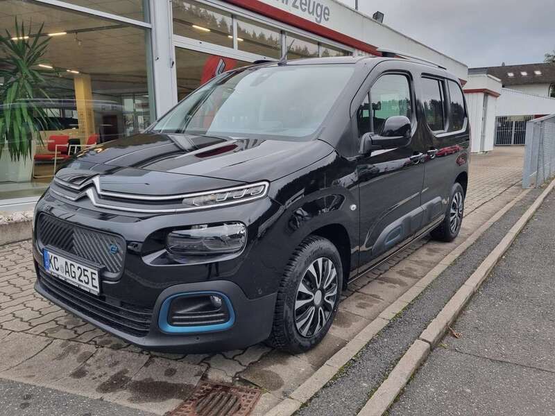 Perla neraschwarz Gebraucht 2023 Citroën e-Berlingo Shine Van / Kleinbus | 29.990 € (Etwas zu teuer) - Bild 1/4