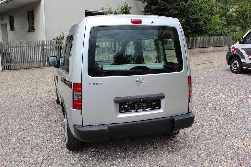Usata Opel Combo Edition 90 CV (66 kW) 2007 Argento Monovolume