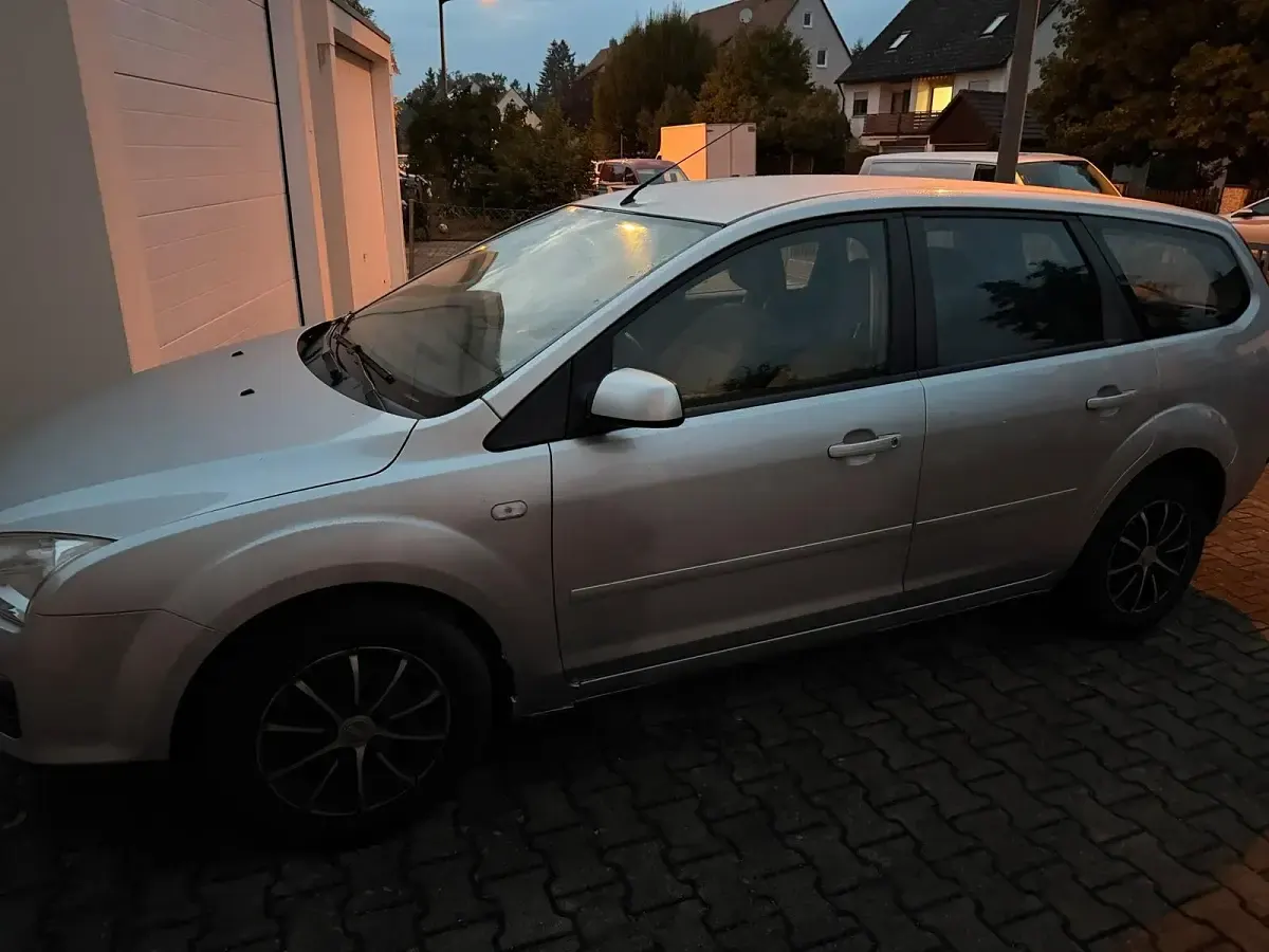 Gebraucht Ford Focus 108 PS (79 kW) 2007 Grau Kombi