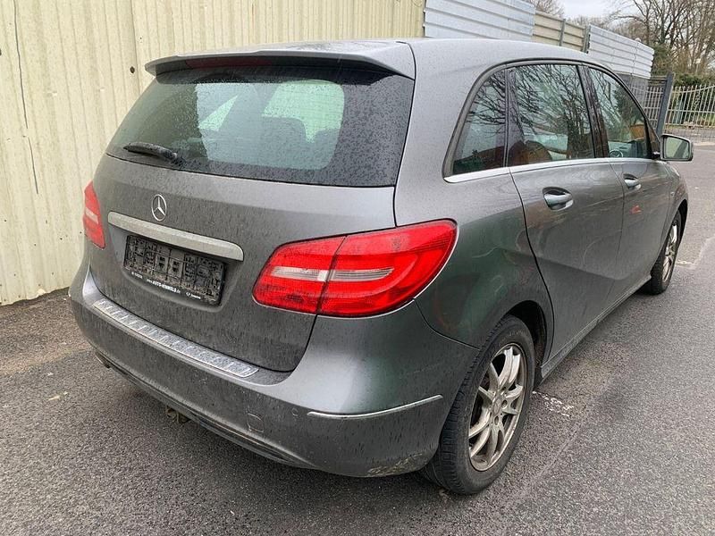 Gebraucht Mercedes B180 109 PS (80 kW) 2012 Grau Van / Kleinbus